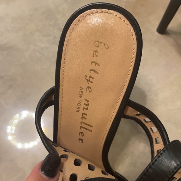 NEW Bettye Muller GENUINE leather open tie sandles.Black size 7M cut out design - Picture 4 of 9